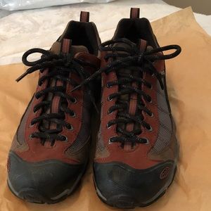 Oboz hiking shoes, brand new